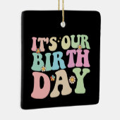 Het is onze verjaardag tweeling Groovy Retro Keramisch Ornament (Rechts)
