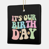 Het is onze verjaardag tweeling Groovy Retro Keramisch Ornament (Links)