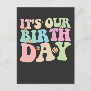 Het is onze verjaardag tweeling Groovy Retro Uitnodiging Briefkaart