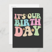 Het is onze verjaardag tweeling Groovy Retro Uitnodiging Briefkaart (Voorkant / Achterkant)