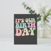 Het is onze verjaardag tweeling Groovy Retro Uitnodiging Briefkaart (Staand voorkant)