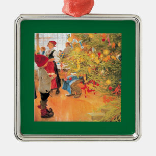 Het is opnieuw kerst - jongen die naar de boom kij metalen ornament