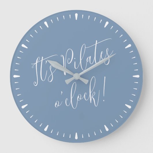 Het is Pilates O' Clock Fun Blue Script Workout Ti Grote Klok (Voorkant)
