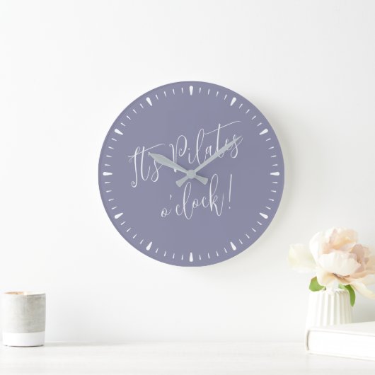 Het is Pilates O' Clock Fun Paars Script Wall Cloc Grote Klok (Huis)