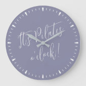 Het is Pilates O' Clock Fun Paars Script Wall Cloc Grote Klok (Voorkant)