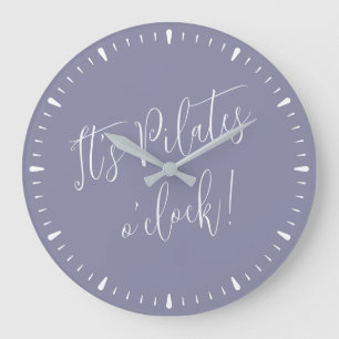 Het is Pilates O' Clock Fun Paars Script Wall Cloc Grote Klok