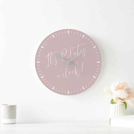 Het is Pilates O' Clock Fun Pink Script Wall Clock Grote Klok (Huis)