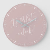 Het is Pilates O' Clock Fun Pink Script Wall Clock Grote Klok (Voorkant)