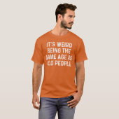 Het is raar om even oud te zijn als oude mensen ca t-shirt (Voorkant volledig)