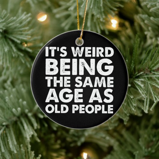 Het is raar om even oud te zijn als oude mensen  keramisch ornament (Boom)