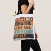 Het is raar om even oud te zijn als oude mensen Re Tote Bag (Dichtbij)