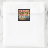 Het is raar om even oud te zijn als oude mensen Re Vierkante Sticker (Tas)