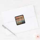 Het is raar om even oud te zijn als oude mensen Re Vierkante Sticker (Envelop)