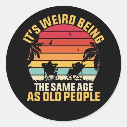 het is raar om even oud te zijn als oude mensen ronde sticker (Voorkant)