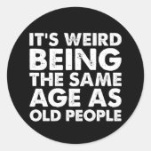 Het is raar om even oud te zijn als oude mensen ronde sticker (Voorkant)