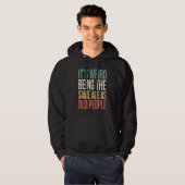 Het is raar om even oud te zijn als oude mensen  S Hoodie (Voorkant volledig)