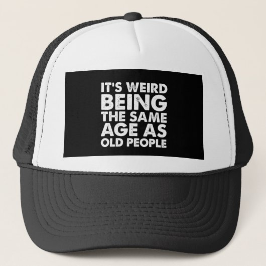 Het is raar om even oud te zijn als oude mensen  trucker pet (Voorkant)