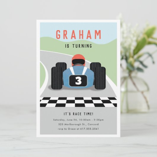 Het is Race Time Verjaardag uitnodiging (Staand voorkant)