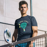 Het is Racket Science Funny Padel Tennis T-shirt<br><div class="desc">Show van je liefde voor het spelen van padel met dit grappige grafische t-shirt. De slogan IT IS RACKET SCIENCE in crème en blauwgroen letters staat boven een afbeelding van een padel tennisracket en ballen.</div>