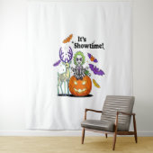 Het is Showtime Grappige Halloween Wandkleed (In situ)