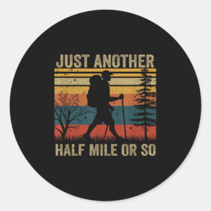 Het is slechts een halve kilometer of zo wandelen ronde sticker
