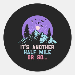 Het is slechts een halve mijl of zo Funny Hikers H Ronde Sticker
