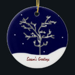 Het is Sneeuwen... Keramisch Ornament<br><div class="desc">Origineel grafisch ontwerp voor deze versiering. Maakt een prachtige pakketdecoratie — voeg gewoon de lintkleur van je keuze toe. De versiering maakt ook een geweldig cadeau voor de winter of gebruik als een grote ritssluiting op je jasje. Je kunt deze versiering personaliseren of GalerijVisage vragen om je gratis aan te...</div>