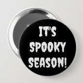 Het is Spooky Season Pin-On Button (Voorkant /achterkant)