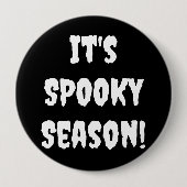 Het is Spooky Season Pin-On Button (Voorkant)
