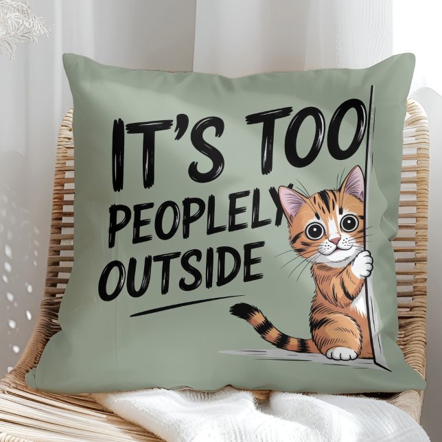 "Het is te druk buiten" Grappige introvert kat Kussen ("It's Too Peopely Outside" Funny Introvert Cat Throw Pillow in a sunny boho rattan chair.)