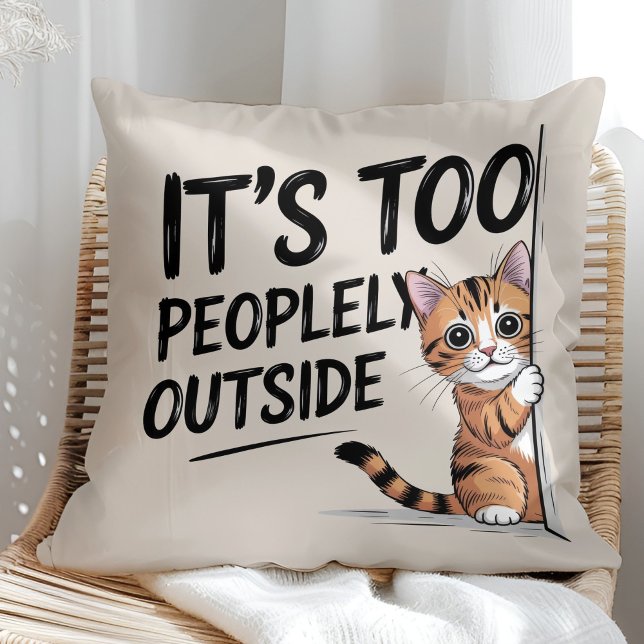 "Het is te druk buiten" Grappige introvert kat Kussen ("It's Too Peopely Outside" Funny Introvert Cat Throw Pillow in a sunny boho rattan chair.)