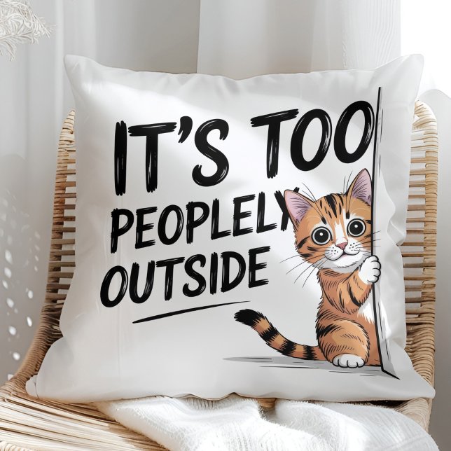 "Het is te druk buiten" Grappige introvert kat Kussen ("It's Too Peopely Outside" Funny Introvert Cat Throw Pillow in a sunny boho rattan chair.)