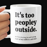 Het is te Peopley buiten Koffiemok<br><div class="desc">Humoristische koffie mok bevat gezegde: "Het is te veel mensen buiten... dus ik blijf binnen en zorg voor mijn cafeïneverslaving." Personaliseer met een naam die verticaal op de zijkant is afgedrukt. Maakt een leuk cadeau of perfect voor jezelf.</div>
