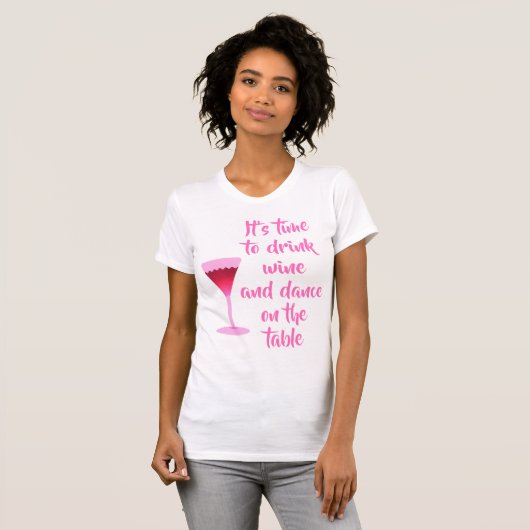 Het is tijd om wijn te drinken - roze letters. t-shirt (Voorkant volledig)