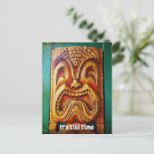 Het is Tiki Time Cool Fun  Retro Wood Face Briefkaart (Staand voorkant)