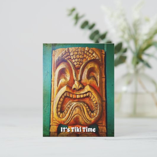 Het is Tiki Time Cool Fun  Retro Wood Face Briefkaart (Staand voorkant)