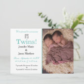 Het is Twins Blauwgroen Photo Birth Announcement Kaart (Staand voorkant)