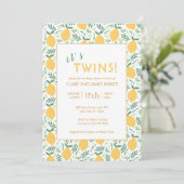 Het is Twins Cute Yellow Lemon Foliage Baby shower Kaart (Staand voorkant)