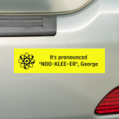 Het is uitgesproken "NOO-KLEE-ER", George Bumpersticker (Op auto)