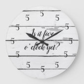 Het is vijf uur, maar de scheepsklok is groot grote klok (Voorkant)