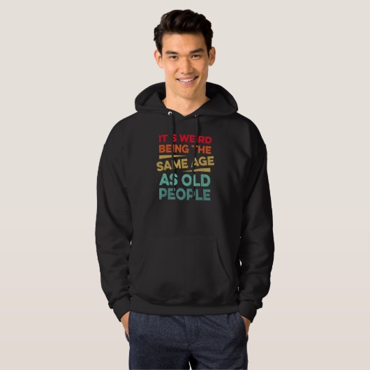 Het is vreemd dat het dezelfde leeftijd heeft als hoodie (Voorkant volledig)