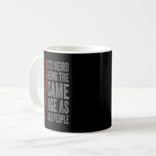 Het is vreemd dat het dezelfde leeftijd heeft als koffiemok (Voorkant links)