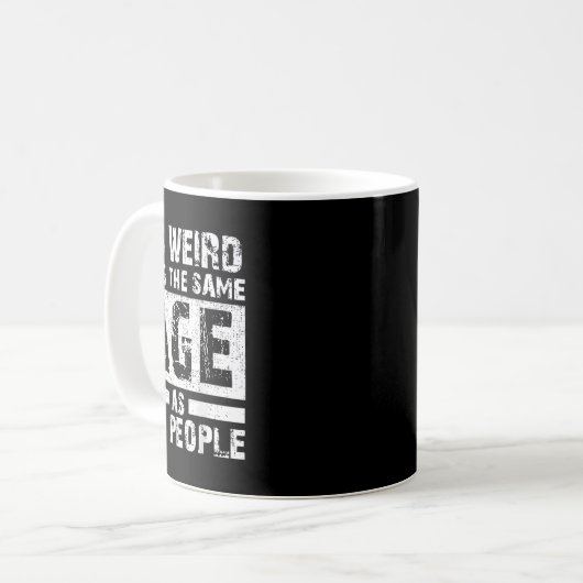 Het is vreemd dat het dezelfde leeftijd heeft als koffiemok (Voorkant links)