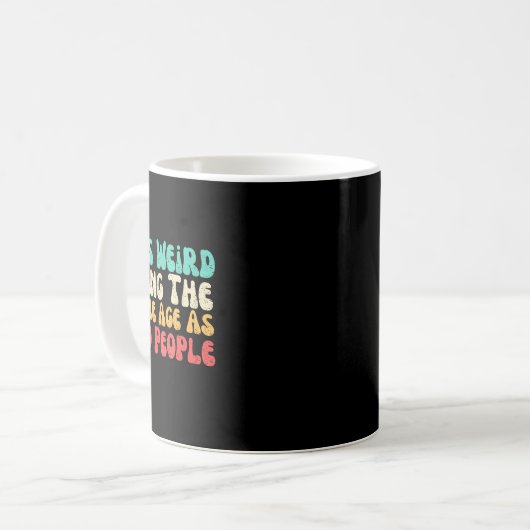 Het is vreemd dat het dezelfde leeftijd heeft als koffiemok (Voorkant links)