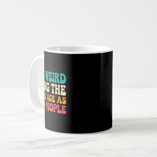 Het is vreemd dat het dezelfde leeftijd heeft als koffiemok (Voorkant links)