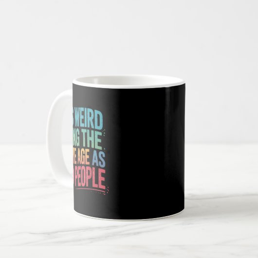 Het is vreemd dat het dezelfde leeftijd heeft als koffiemok (Voorkant links)