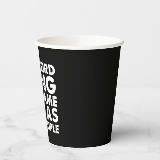 Het is vreemd dat het dezelfde leeftijd heeft als  papieren bekers (Links)