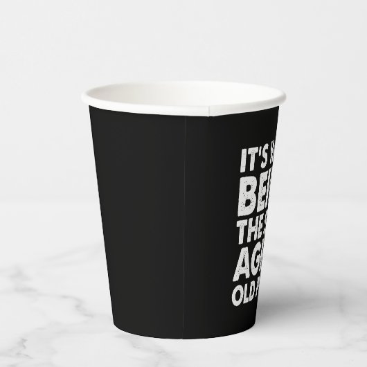 Het is vreemd dat het dezelfde leeftijd heeft als  papieren bekers (Rechts)