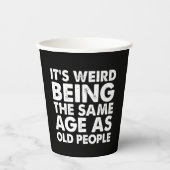 Het is vreemd dat het dezelfde leeftijd heeft als  papieren bekers (Voorkant)