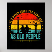 Het is vreemd dat het dezelfde leeftijd heeft als poster (Voorkant)